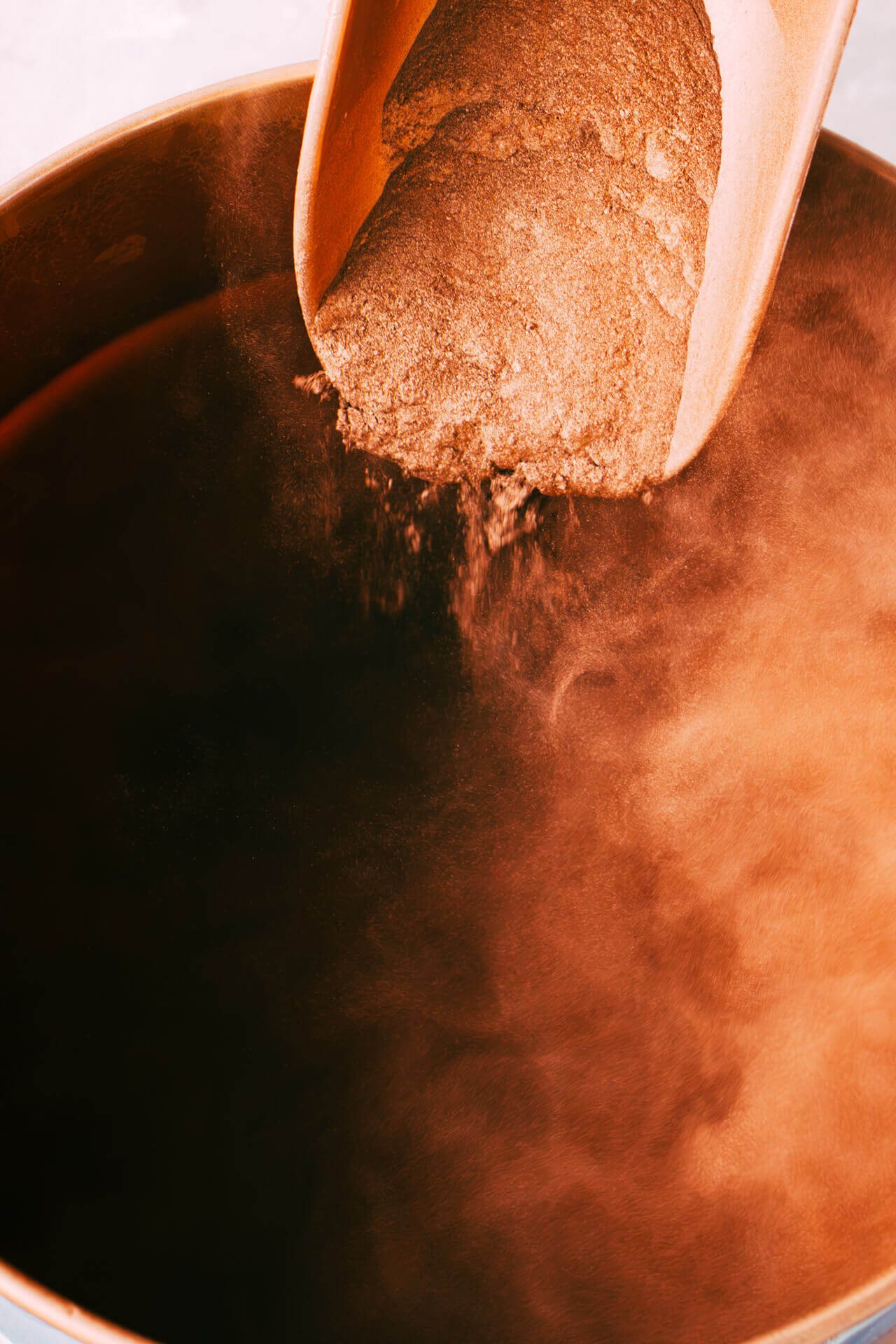 Inserimento di un colorante nel processo di produzione di una vernice color rame